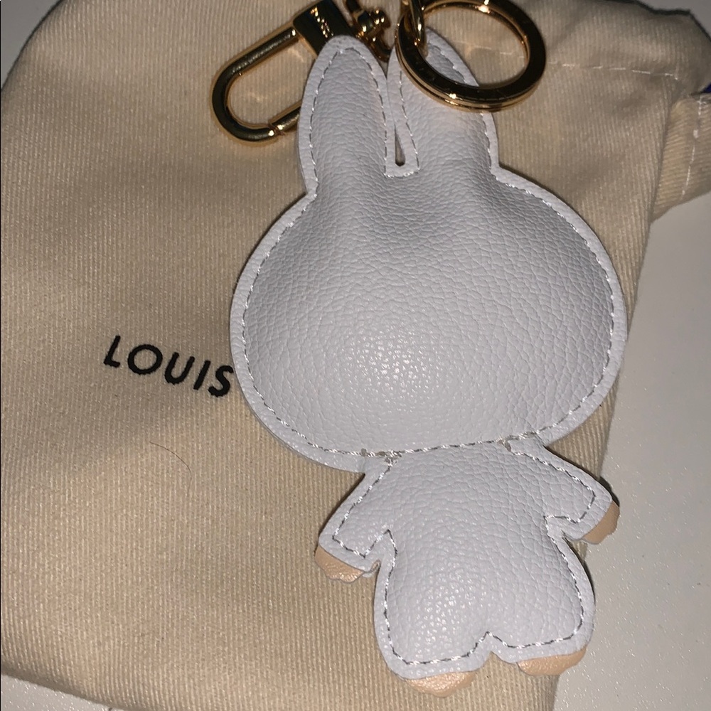 Louis Vuitton White Bunny Key Holder with Red LV Logo - Picture 2 of 5